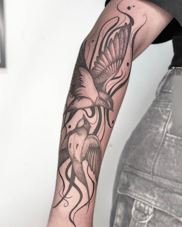 Ave con trazos fluidos en el antebrazo