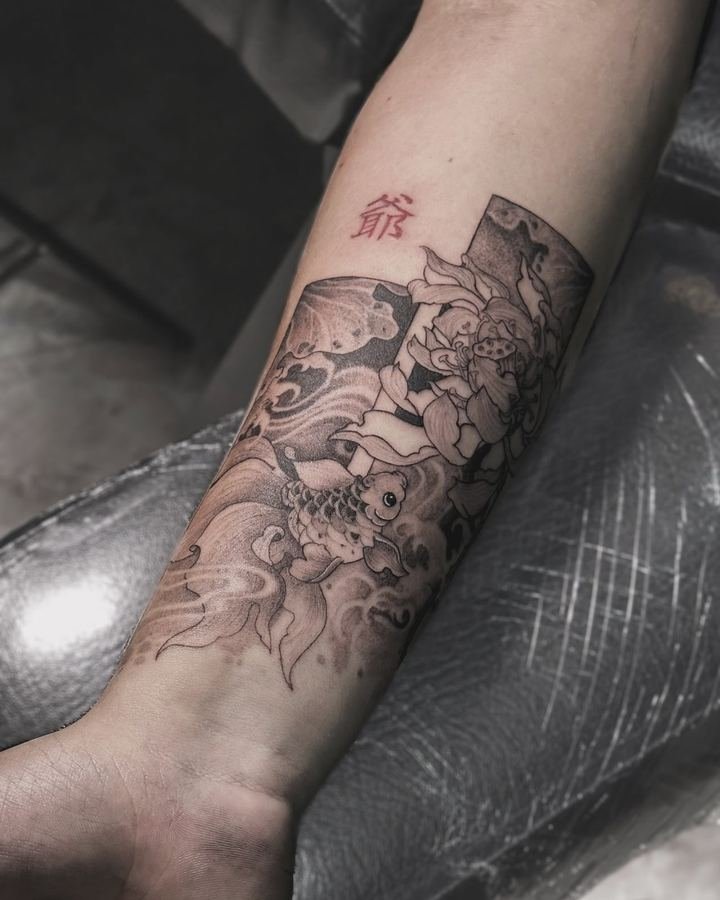 Pieza de estilo japonés en negro y gris en el antebrazo