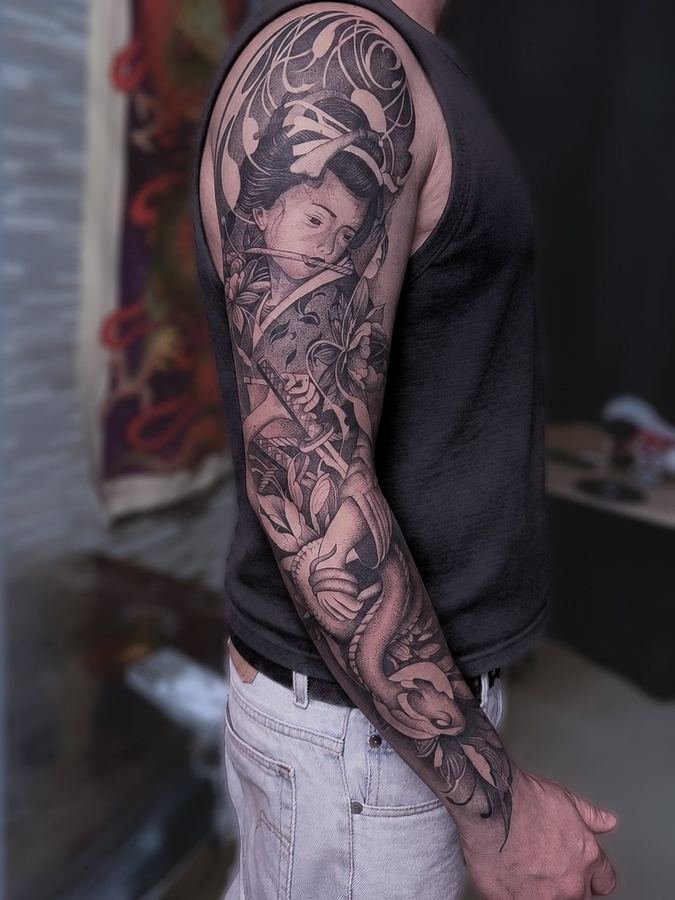 Manga completa en negro y gris en todo el brazo