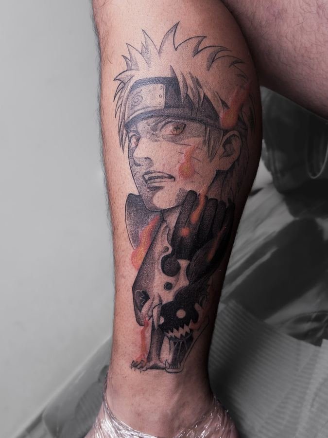 Naruto en línea fina con detalles en rojo, en la pantorrilla