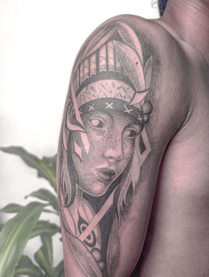 Retrato de mujer con sombreado de textura en el hombro